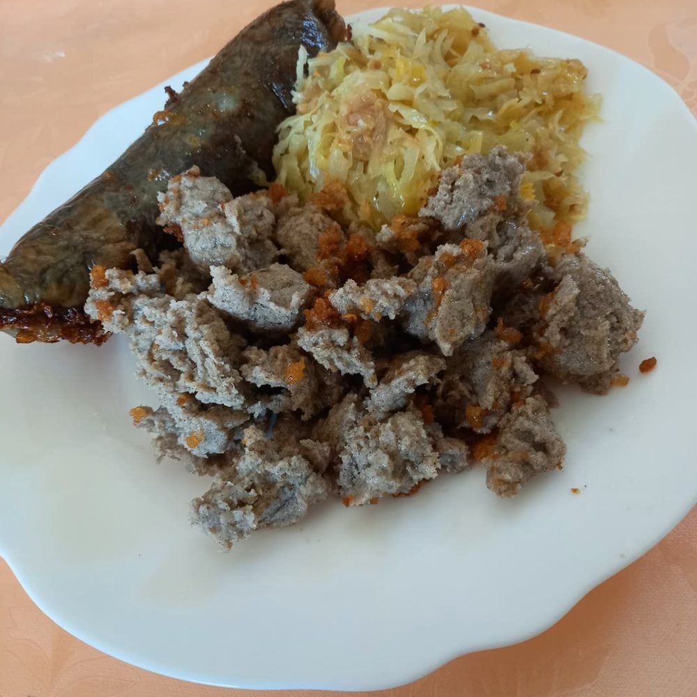 ajdovi žganci s krvavico in zeljem