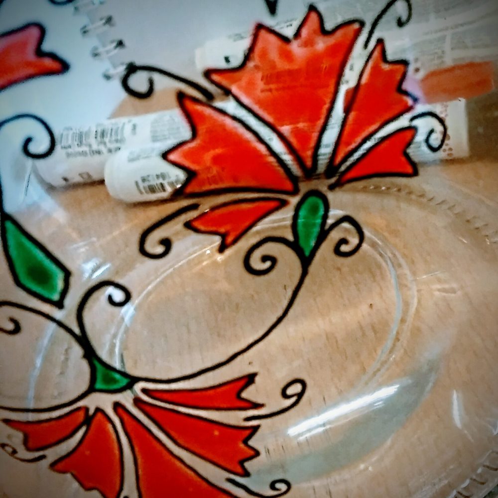 steklen kozarec z ornamentom